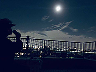 『屋上でお月見』